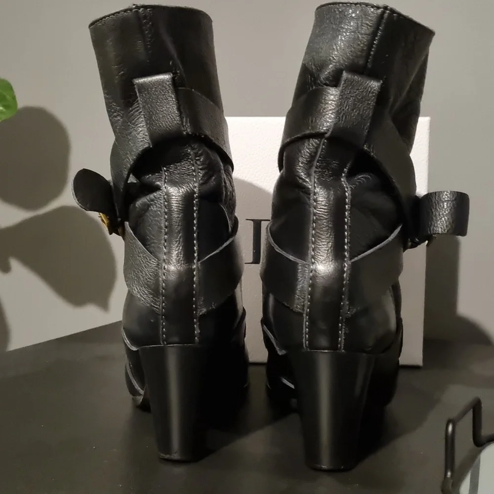 Chloe vintage leather ankle boots 😍 size 37.5 but fit a 7. Listed elsewhere 2 - Picture 5 of 8